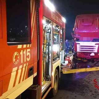 Principio di incendio alla motrice di un autoarticolato