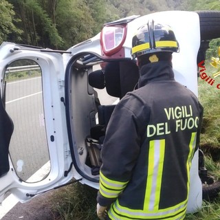 Finisce fuori strada e si ribalta contro la parete rocciosa