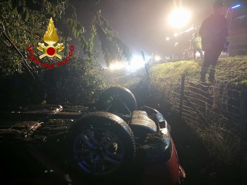 Alice Castello, auto si ribalta fuori strada