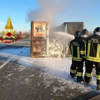 Autocarro in fiamme: salva la motrice, distrutto il cassone