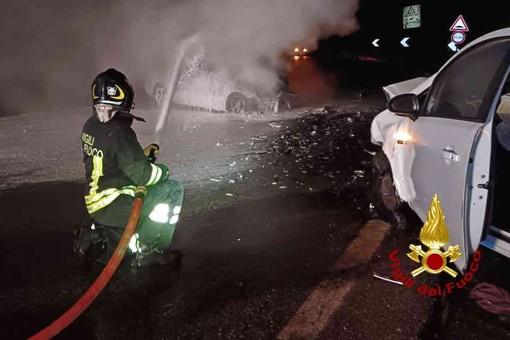 Auto a fuoco dopo un frontale - foto