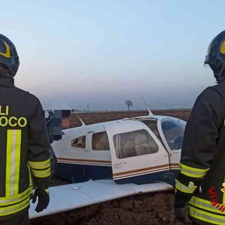 Atterraggio di fortuna in un campo di Ronsecco - foto