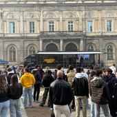 A testa in giù nella Smart capottata: studenti a lezione di sicurezza stradale