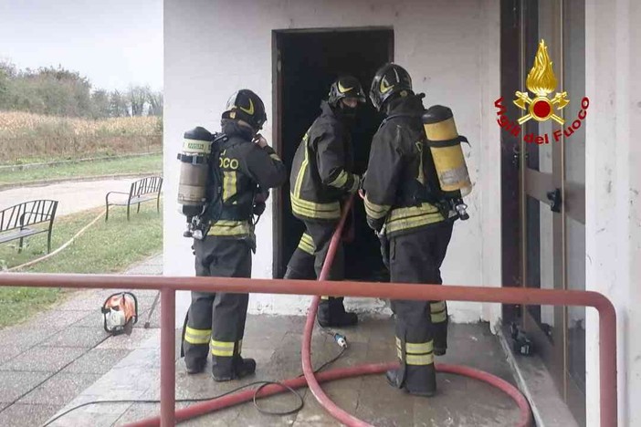 Incendio in uno scantinato, evacuato l'Iti di Santhià