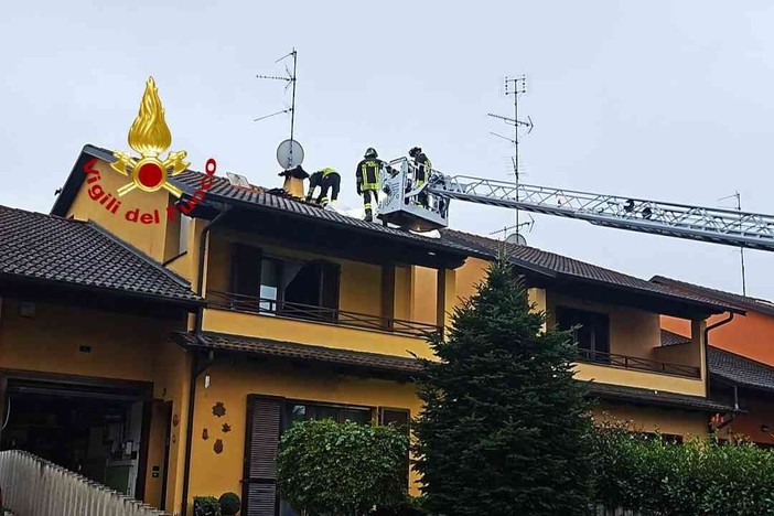 Caresanablot: principio di incendio nel sottotetto di una casa