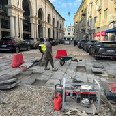 Piazza del Municipio: sostituiti i lastroni spaccati e rumorosi