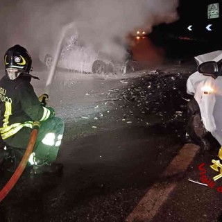 Auto a fuoco dopo un frontale - foto