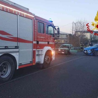 Incidente in città, una persona incastrata tra le lamiere