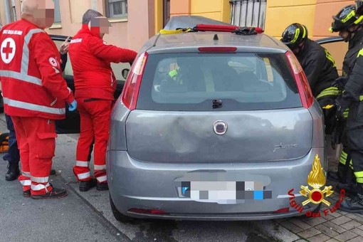 Scontro all'incrocio: uno dei mezzi finisce la corsa sul marciapiedi, contro il muro di un palazzo