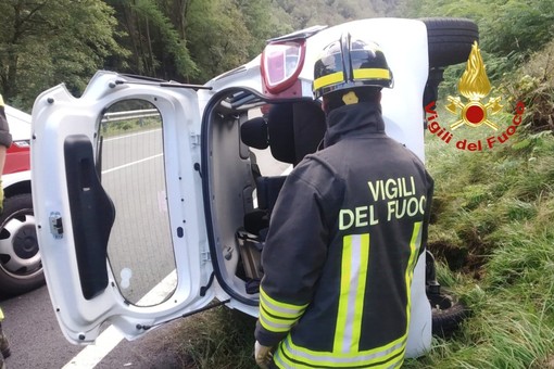 Finisce fuori strada e si ribalta contro la parete rocciosa