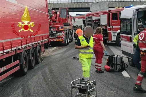 Scontro tra tre mezzi pesanti: autisti feriti e autostrada chiusa in direzione Milano