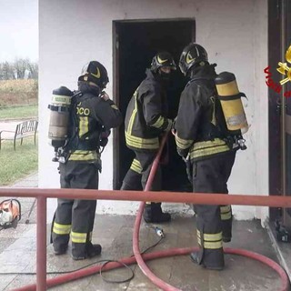 Incendio in uno scantinato, evacuato l'Iti di Santhià