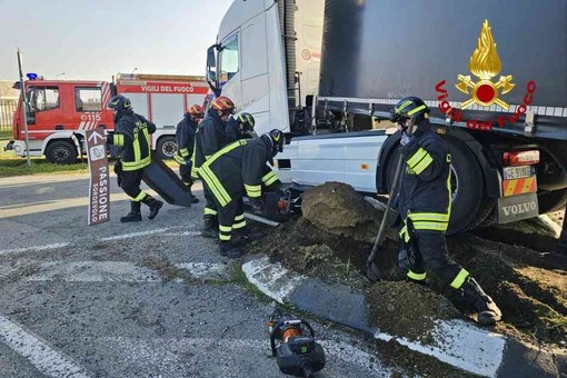 Santhià, incidente tra due autoarticolati