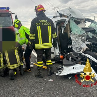 Due feriti nell'auto distrutta dopo lo scontro con un furgone