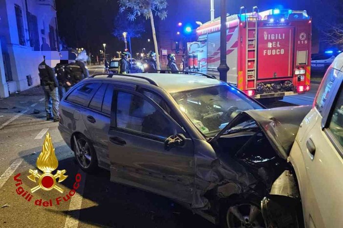 Corso De Gregori, incidente tra quattro auto - foto