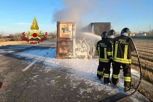 Autocarro in fiamme: salva la motrice, distrutto il cassone