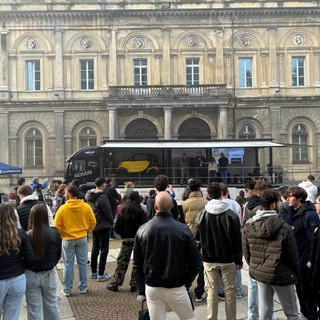 A testa in giù nella Smart capottata: studenti a lezione di sicurezza stradale