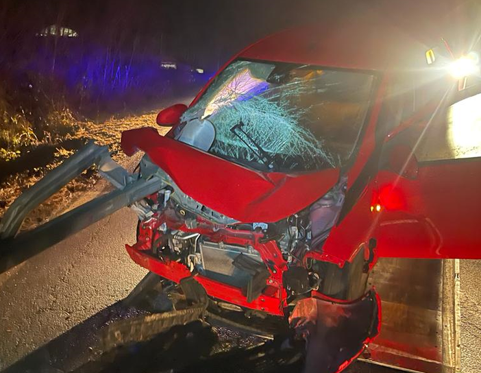 Auto sfonda guardrail e finisce fuori strada, incidente in serata tra Crevacuore e Pray FOTO