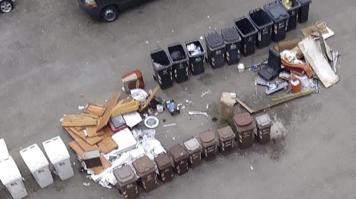 Un cortile trasformato in discarica