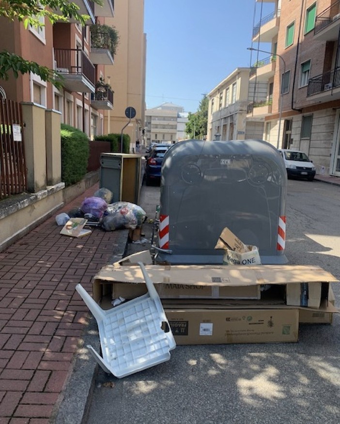 Via Benadir: attorno ai cassonetti la solita discarica