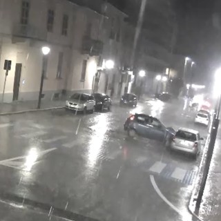 Colpisce un'auto in sosta e fugge: chi lo riconosce? - VIDEO