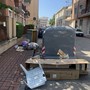 Via Benadir: attorno ai cassonetti la solita discarica