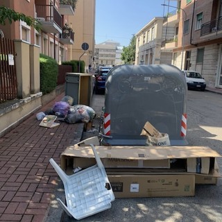 Via Benadir: attorno ai cassonetti la solita discarica