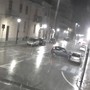 Colpisce un'auto in sosta e fugge: chi lo riconosce? - VIDEO