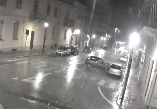 Colpisce un'auto in sosta e fugge: chi lo riconosce? - VIDEO