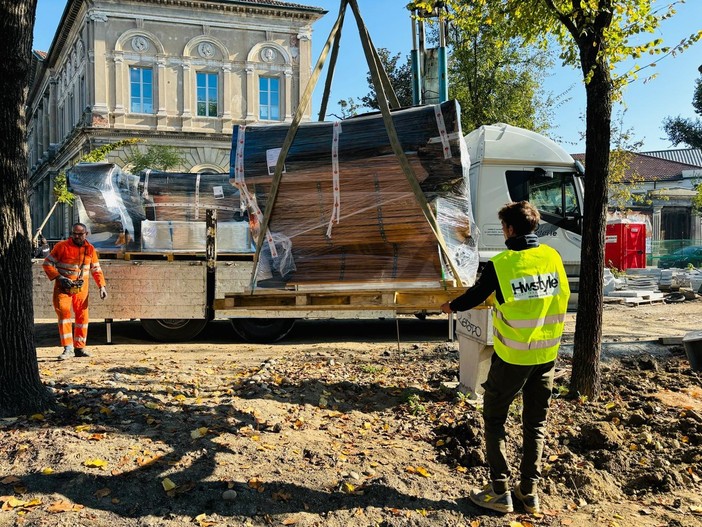 Viale Garibaldi, da martedì la posa delle panchine