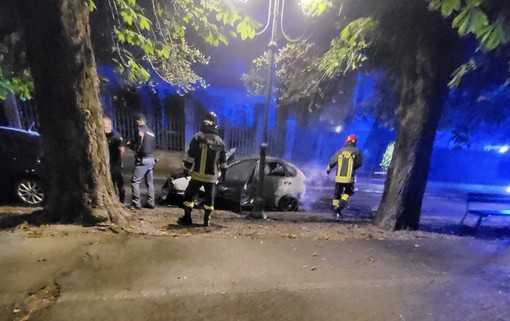 Corso Italia, auto distrutta dalle fiamme. Danneggiata la vettura vicina