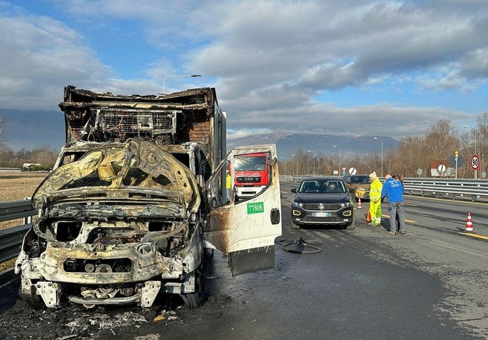 Mezzo a fuoco sulla bretella Ivrea Santhià