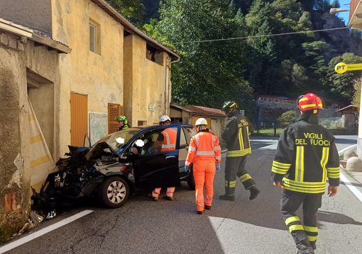 Auto contro un muro, due sorelle perdono la vita: tragedia in Valle Cervo