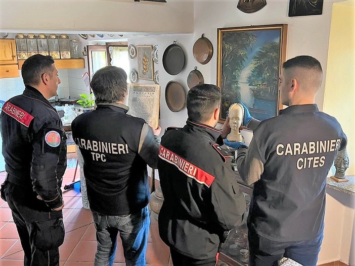 Masserano, 68enne incensurato arrestato per detenzione di armi da guerra e trofei di caccia FOTO