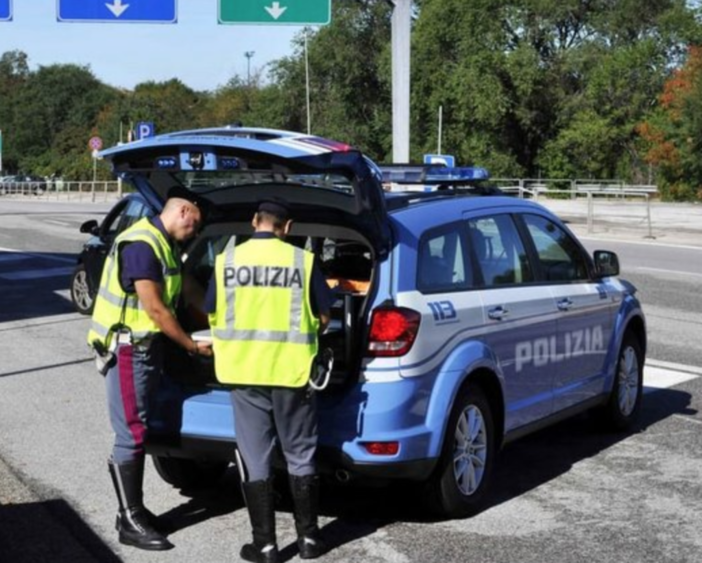 Controlli della Stradale negli autosaloni: due denunce per la gestione irregolare dei rifiuti