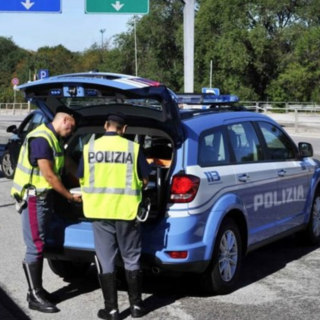 Controlli della Stradale negli autosaloni: due denunce per la gestione irregolare dei rifiuti