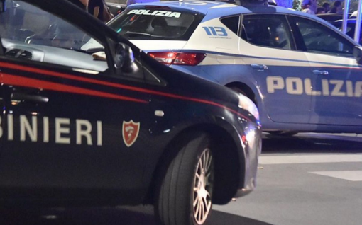 Cerca di entrare a forza in una casa Atc e aggredisce i poliziotti. Arrestato