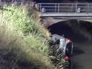 Momenti di paura nell'auto ribaltata nel canale: donna messa in salvo dalla Polizia