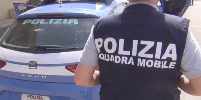 Pedopornografia, cinque arresti in un'operazione che coinvolge anche il vercellese