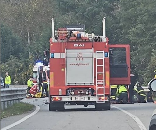 I primi soccorritori in azione sul luogo dell'incidente