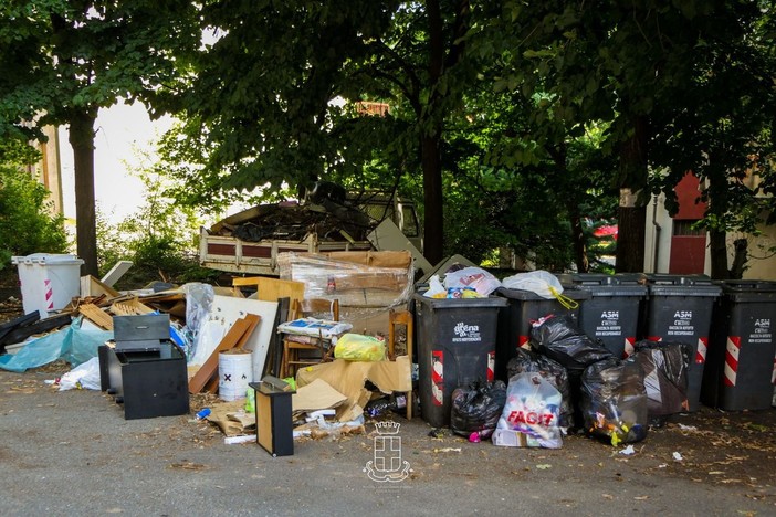 Via i rifiuti da piazza Medaglie d'Oro; in arrivo le fototrappole