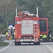 I primi soccorritori in azione sul luogo dell'incidente