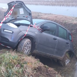 Robbio, fuori strada con l'auto: conducente ferito