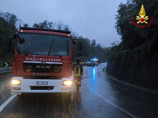 Sostegno, frontale tra due auto in curva FOTO