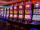 Perde 200 euro alla slot e, preso dalla rabbia, sfascia la macchina a pugni e calci