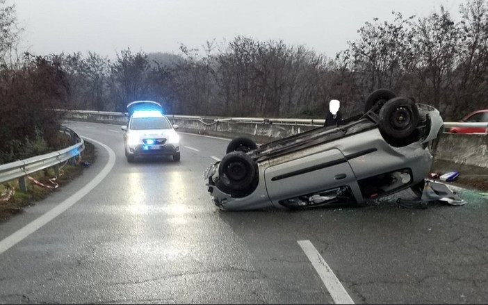 Biella, auto si capotta al curvone della superstrada