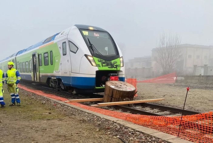 Bobina sui binari della Vercelli-Pavia, treni bloccati per alcune ore