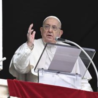 Papa Francesco cade a Santa Marta, contusione all'avambraccio destro