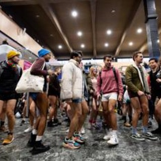 A Londra in metro senza pantaloni, torna 'No Trousers Tube Ride'