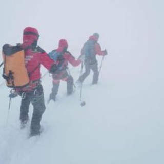 Alpinisti bloccati sul Gran Sasso, neve e vento forte fermano i soccorsi